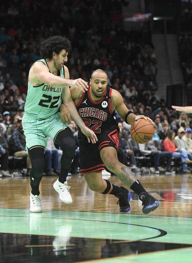 赛后体能课后；夏洛特黄蜂内部沟通备战NBA季后赛；信心回归；赛季目标并未改变的简单介绍