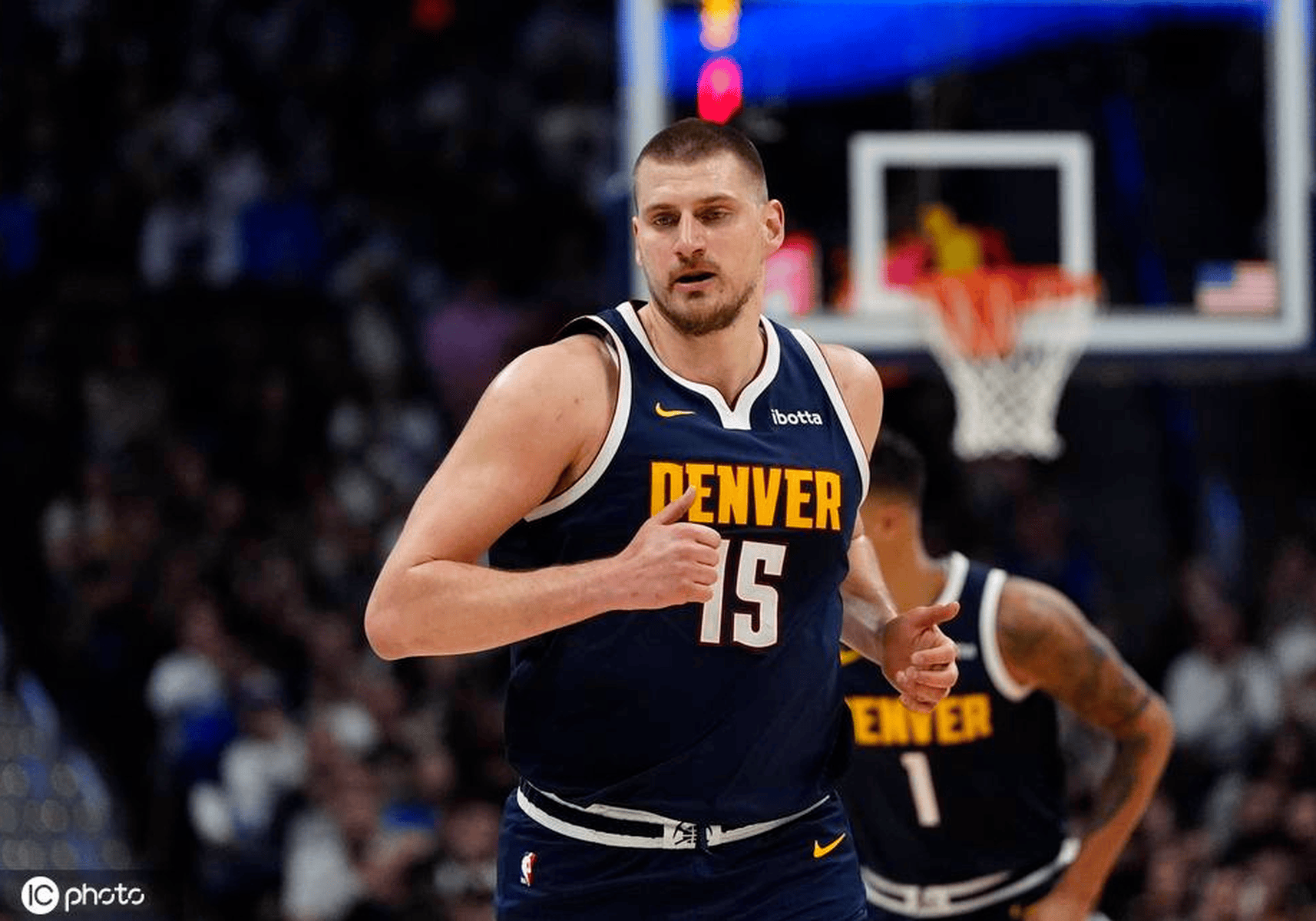 英雄联盟2025总决赛-里程碑夜！夏洛特黄蜂回应争议，CBA季后赛转会期刷纪录，气氛紧张，球探报告显示潜力的简单介绍